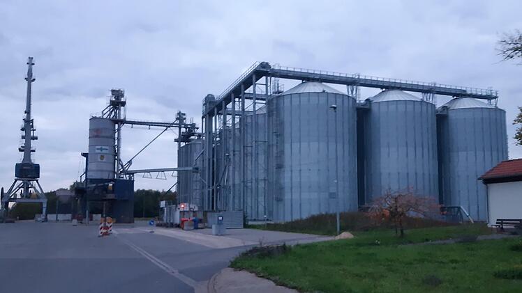 Hinter der bestehenden Siloanlage im Zeiler Hafen  können möglichwerweise fünf  neue Silos und eine Verladeschleuse entstehen. Ein Unternehmen hat Interesse, dort seinen Jahresvorrat Holzpellets zu lagern. Christian Licha