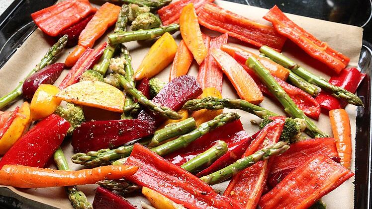 Ofengemüse ist leicht zuzubereiten, schmeckt lecker und ist gesund.