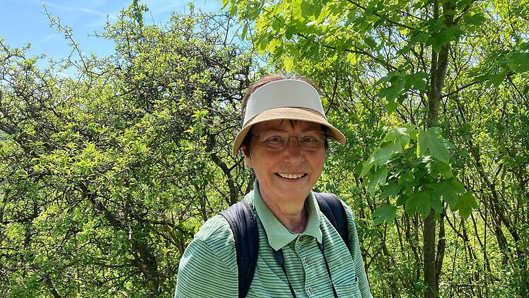 Reiseteilnehmerin Silvi Löwe (71) aus Retzbach entschied, die verbleibenden Kilometer zu Fuß zu gehen, statt den Schienenersatzverkehr zu nutzen. Foto: Charlotte Wittnebel-Schmitz