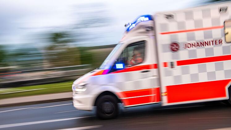 Sturz mit Rad bei Hersbruck - Mann schlägt mit Kopf auf Boden auf.