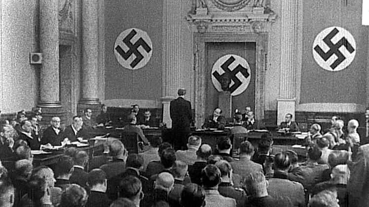 Anhand von zahlreichen Archivdokumenten beleuchtet der Dokumentarfilm "Recht des Unrechts" die NS-Justiz von ihren Anf&auml;ngen bis hin zur Verurteilung von NS-Juristen bei den N&uuml;rnberger Prozessen.