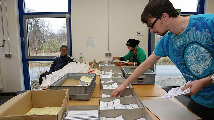 In der Lebenshilfe-Werkstatt "Schritt für Schritt" in der Jahn-Straße werden gerade Gebrauchsanweisungen sortiert.