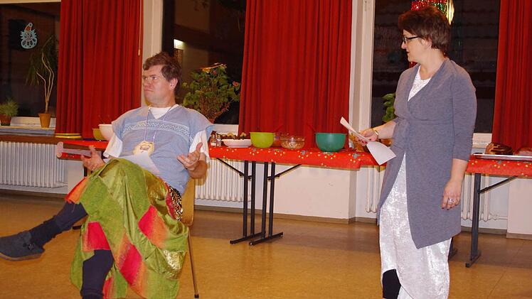Pfarrer Martin Gundermann und Susanne Popp (von links) in einem Sketch von Loriot.