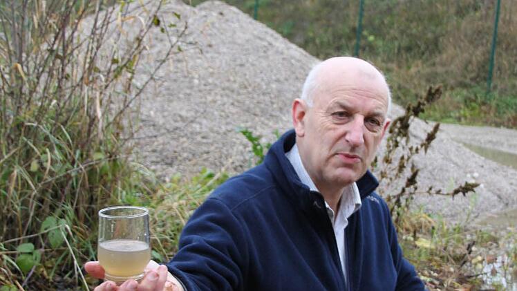 Heinz Marquart steigt regelmäßig in den Schacht neben der Biogasanlage, um Wasserproben zu nehmen, die er dann untersuchen lässt. Foto: Roepert