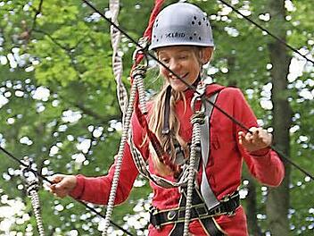Klettern macht sichtlich Spaß, wie die Teilnehmerin im Waldklettergarten feststellte.  Foto: Gerda Völk