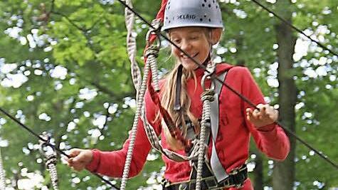 Klettern macht sichtlich Spaß, wie die Teilnehmerin im Waldklettergarten feststellte.  Foto: Gerda Völk