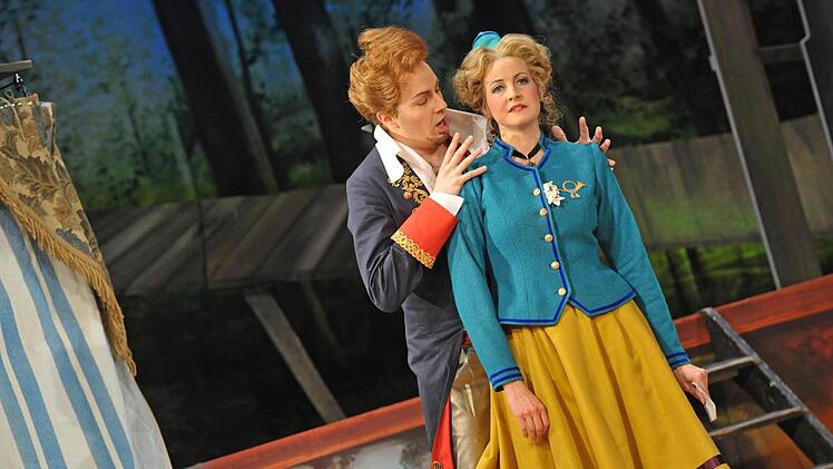 Julia Klein und David Zimmer: Szene aus dem "Vogelhändler" am Landestheater Coburg.Foto: Andrea Kremper