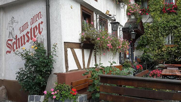 Das Handwerk war in der heutigen Altstadt von Bad Brückenau stark vertreten. Jetzt erinnert nur noch der Name einer Gaststätte, die ihr Domizil in einer ehemaligen Schusterwerkstatt hat, an diese Zeit. Foto: Rolf Pralle