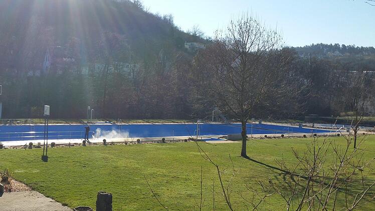 Derzeit wird das Eltmanner Freibad auf die neue Saison vorbereitet. In den nächsten Jahren muss der Stadtrat über eine Sanierung entschieden. Die beiden großen Becken tun ihren Dienst seit 1938.