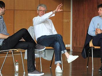Marcel Reif (Mitte) und Anno Hecker diskutieren im Audimax, links Moderator Philipp Lang. Fotos: Bertram Wagner