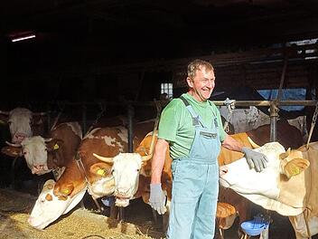 Der Landwirt Hans Herbst mit seinen Kühen in Niedermirsberg Foto: privat