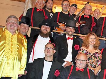 Sie haben sich bereits in Schale geschmissen, die Akteure des Männergesangvereins Frankonia Gemünda mit ihrer Chorleiterin Julia Günter (Bildmitte). Am Samstag beschließen sie mit ihrem Programm "Rock meets Klassik" die diesjährige "Schtoodlhenna" in der Zehntscheune in Gemünda.  Foto: Bettina Knauth