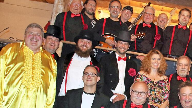 Sie haben sich bereits in Schale geschmissen, die Akteure des Männergesangvereins Frankonia Gemünda mit ihrer Chorleiterin Julia Günter (Bildmitte). Am Samstag beschließen sie mit ihrem Programm "Rock meets Klassik" die diesjährige "Schtoodlhenna" in der Zehntscheune in Gemünda.  Foto: Bettina Knauth