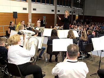 Christine Pölloth dirigierte das Nachwuchsorchester. Die brillierten bei ihren Auftritten mit und ohne ihre Instrumente. Applaus gab es für alle Aufführungen.  Foto: Richard Sänger