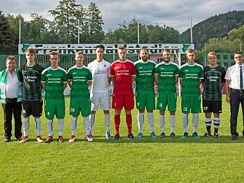 Landesligist SV Friesen stellte bereits seine Neuzugänge für die nächste Saison vor (von links): Mäzen und Dritter Vorsitzender Josef Geiger, Kai Aust (von den U 19-Junioren der SpVgg Bayern Hof), Yannick Stumpf, Alexander Kunz (ASV Kleintettau), Christoph Hilbert (FC Stockheim), Tobias Bauernschmidt (TSV Stadtsteinach), Marcell Münch (ATS Kulmbach), Max Schülein (FC Mitwitz), Robin Tögel (FC Stockheim), Felix Müller (TSV Steinberg) und Vorsitzender Alexander Graf. - Es fehlten: Michael Söll...