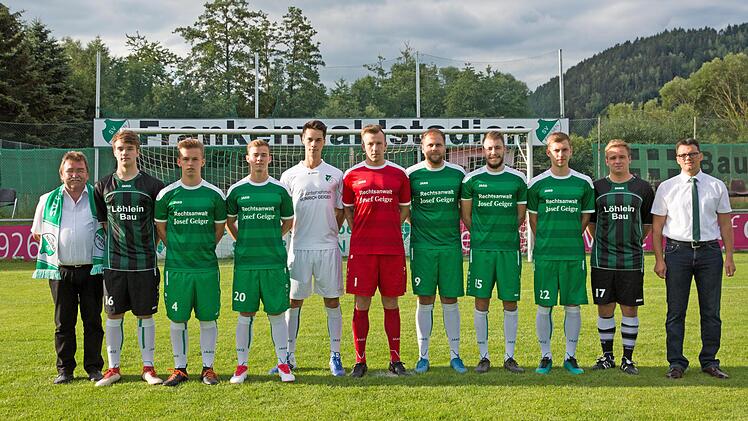 Landesligist SV Friesen stellte bereits seine Neuzugänge für die nächste Saison vor (von links): Mäzen und Dritter Vorsitzender Josef Geiger, Kai Aust (von den U 19-Junioren der SpVgg Bayern Hof), Yannick Stumpf, Alexander Kunz (ASV Kleintettau), Christoph Hilbert (FC Stockheim), Tobias Bauernschmidt (TSV Stadtsteinach), Marcell Münch (ATS Kulmbach), Max Schülein (FC Mitwitz), Robin Tögel (FC Stockheim), Felix Müller (TSV Steinberg) und Vorsitzender Alexander Graf. - Es fehlten: Michael Söll...