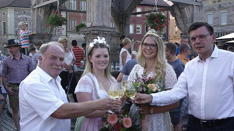 FC-Vorsitzender Andreas Ruppert  (von links) stößt mit den Weinprinzessinnen Annika Kuchenbrod und Mirjam Gößmann-Schmitt  und Bürgermeister Armin Warmuth an. Winfried Ehling