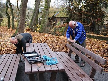 Egbert Haut und Gerhard Lumpe montieren die neue Sitzgruppe im Jörgentorpark.  Foto: Thomas Malz