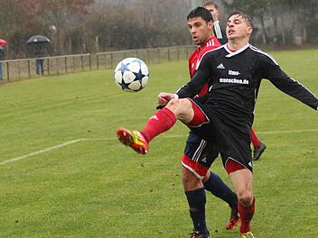 Der SV Buckenhofen stand nach der frühen Führung hinten stabil. In dieser Szene klärte David Knauer vor dem Kalchreuther Luca Napolitano (rotes Trikot).  Fotos: Uwe Kellner/anpfiff.info