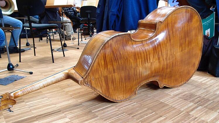 London-Gastspiel des Philharmonischen Orchesters Landestheater Coburg: die sperrigen Kontrabässe werden mit einem Kleintransporter gefahren.Foto: Jochen Berger