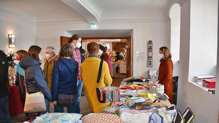 Zahlreiche Besucher waren am Wochenende in Maria Bildhausen sowohl im Abteigebäude als auch im "Bäulein" und den Außenanlagen über das reichhaltige Angebot der Aussteller begeistert. Foto: Hanns Friedrich