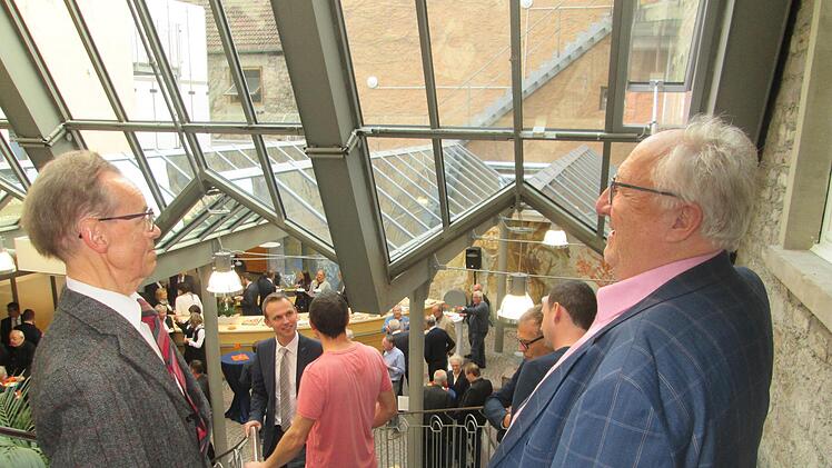 Zwei Insider, Manfred Heidelmeier (l.) und Reiner Reuß (r.) staunen über die gelungene Sanierung, die auch eine neue Sonnenschutz-Verglasung beinhaltet.. Foto: Winfried Ehling