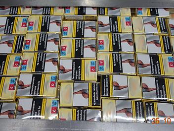 Nürnberger Zoll stößt Verhaftungen nach Zigarettenschmuggel an Nürnberger Zoll stößt Verhaftungen nach Zigarettenschmuggel an