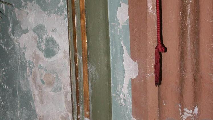 An vielen Stellen sind Putz und Steine abgeplatzt. Foto: Röllinger