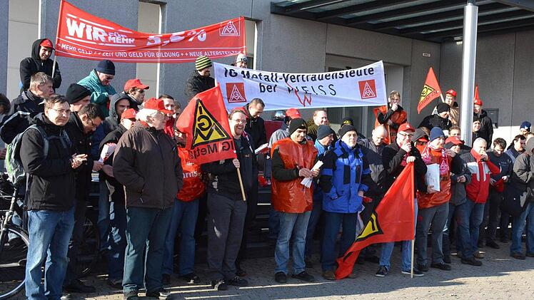 Am Donnerstag traf sich rund die Hälfte der Belegschaft zum Warnstreik vor der Firma Weiß in Maroldsweisach.  Fotos: Günther Schmidt