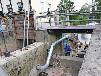 Das Rohr am Hallerndorfer Aalabstieg hat einen Durchmesser von 20 Zentimetern.  Fotos: Mathias Erlwein