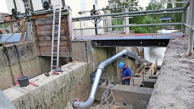 Das Rohr am Hallerndorfer Aalabstieg hat einen Durchmesser von 20 Zentimetern.  Fotos: Mathias Erlwein