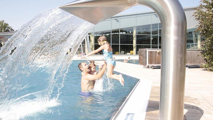 Fuad, Melissa und Emilia haben Spaß im Forchheimer Königsbad.  Foto: Jana Röckelein