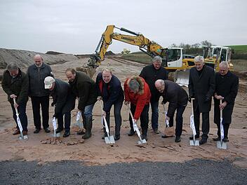 Da stechen sie, die Spaten von: Uwe Zeuschel, Hans-Joachim Knauer, Jürgen Woll, Bernd Reisenweber, Hans Michelbach, Michael Busch, Jürgen Alt, Jürgen W. Heike, Herbert Goth und Bernhard Kraus (von links). Foto: Berthold Köhler