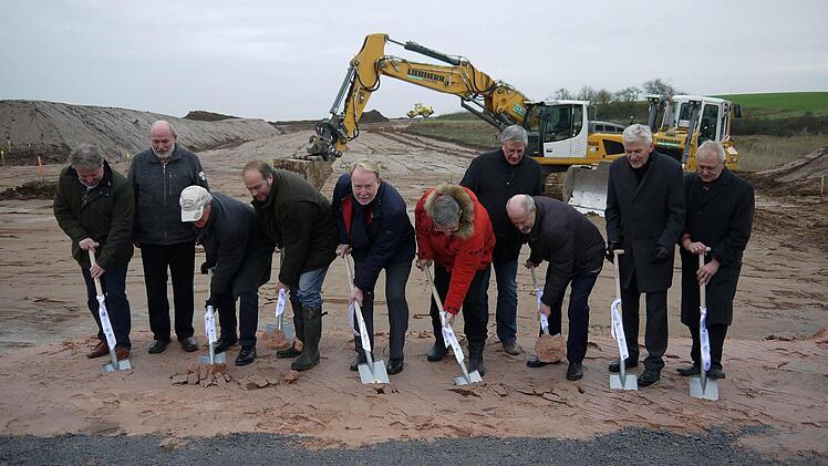 Da stechen sie, die Spaten von: Uwe Zeuschel, Hans-Joachim Knauer, Jürgen Woll, Bernd Reisenweber, Hans Michelbach, Michael Busch, Jürgen Alt, Jürgen W. Heike, Herbert Goth und Bernhard Kraus (von links). Foto: Berthold Köhler