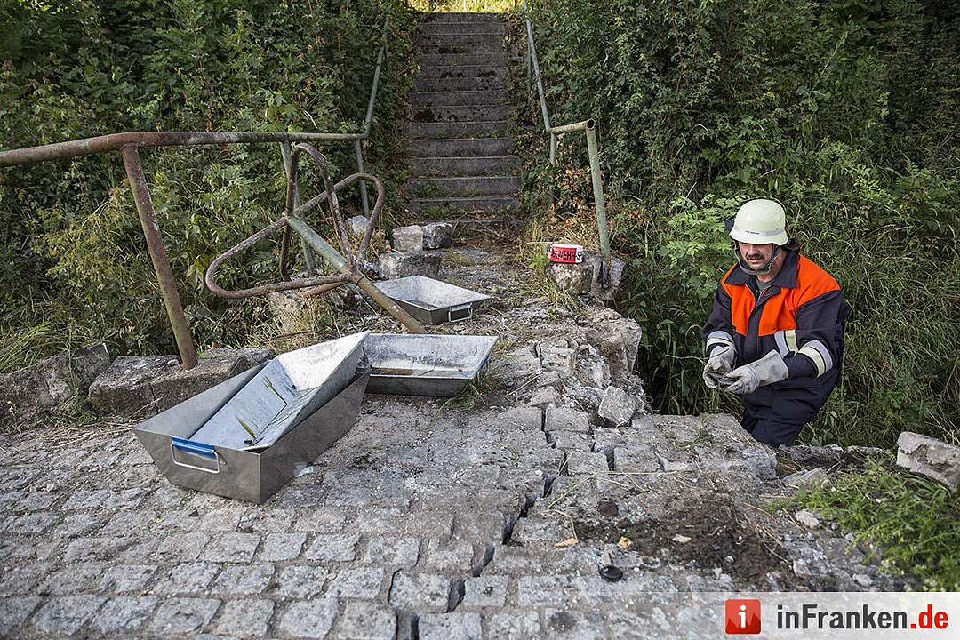 Auto prallt in Ottendorf gegen kleine Brücke