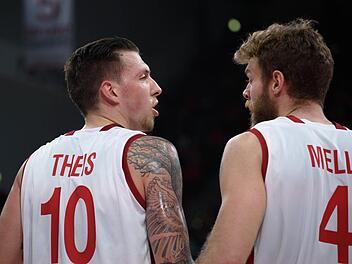 Gegen Vechta in der Favoritenrolle: Die Bamberger Daniel Theis und Nicolo Melli (r). Foto: Nicolas Armer/dpa