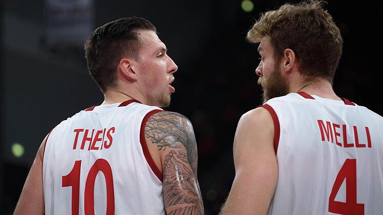 Gegen Vechta in der Favoritenrolle: Die Bamberger Daniel Theis und Nicolo Melli (r). Foto: Nicolas Armer/dpa