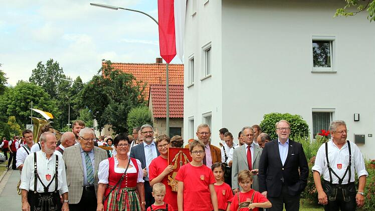 Angeführt von den Gastgebern, der nun 50 Jahre alten Blaskapelle Neundorf, marschierten 15 Kapellen und drei Gesangvereine zum Festplatz. Mit den Neundorfern liefen auch die Ehrengäste mit (2. Reihe, von links): Ehrenmitglied Hubertus Lieb, Werner Pörner (NBMB), Landrat Michael Busch, Bürgermeister Wolfgang Bauersachs, Joachim Hahn, MdB Hans Michelbach und Ehrenmitglied Helmut Treubert. Foto: Bettina Knauth