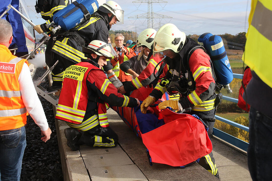 Coburg: Üben für den Ernstfall – Rettungskräfte und Statisten stellen ICE-Katastrophe nach