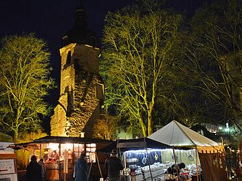 Ganz besonders in den Abendstunden bekam der Bildhäuser Weihnachtsbasar dann ein besonderes Flair, als Hunderte von Lichtern an den Fenstern der Gebäude und am Wegesrand entzündet waren.  Hanns Friedrich