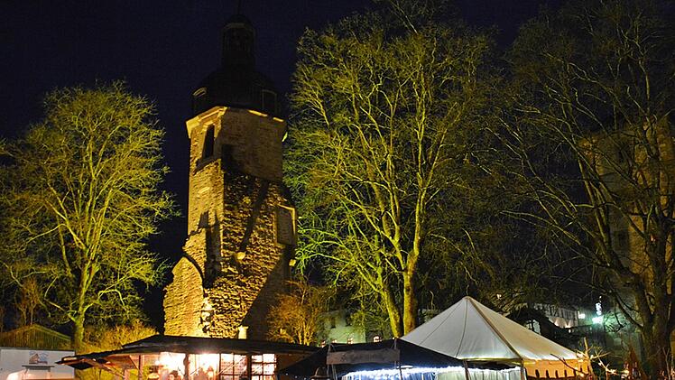 Ganz besonders in den Abendstunden bekam der Bildhäuser Weihnachtsbasar dann ein besonderes Flair, als Hunderte von Lichtern an den Fenstern der Gebäude und am Wegesrand entzündet waren.  Hanns Friedrich
