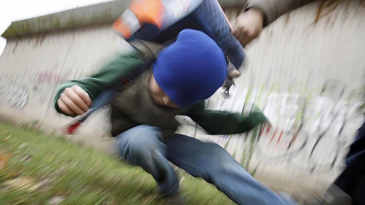 In Mellrichstadt ging ein Sch&uuml;ler mit einer Rasierklinge auf einen Mitsch&uuml;ler los und verletzte ihn am Arm. Symbolbild: Oliver Berg/dpa
