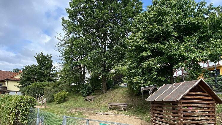 Durch einen alten Kirschbaum "verdreckt" (?) und den Kids im Sommer mangels Sonnensegel kaum Schutz bietend - der Kinderspielplatz am Forstweg. Foto: Hans-Peter Ehrensberger
