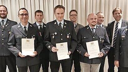 Bei der Ehrung (vorne von links): Christian Mauser, Markus Kupfer, Matthias Kupfer, KBI Johannes Schmitt und (hintere Reihe von links): Kommandant Mathias Mauser, KBM Harald Kraus, Erster Bürgermeister Benedikt Graf von Bentzel, KBR Oliver Flake und Landrat Hermann Ulm