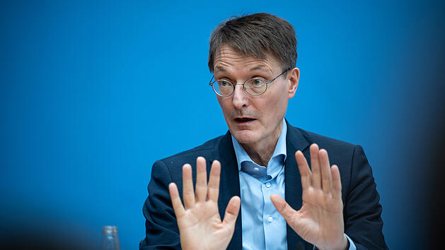 Karl Lauterbach mahnt an, dass Karnevals-Veranstaltungen aufgrund des hohen Ansteckungsrisikos nicht stattfinden sollten.