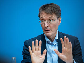 Karl Lauterbach mahnt an, dass Karnevals-Veranstaltungen aufgrund des hohen Ansteckungsrisikos nicht stattfinden sollten.