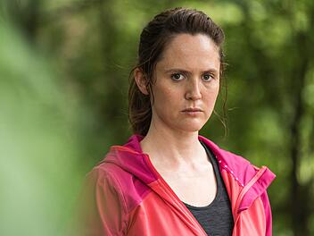 Julia (Emily Cox) wei&szlig;, dass sie es nicht leicht haben wird, dennoch m&ouml;chte sie daf&uuml;r k&auml;mpfen, wieder in ihr altes Leben zur&uuml;ckkehren zu k&ouml;nnen.