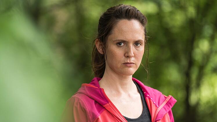 Julia (Emily Cox) wei&szlig;, dass sie es nicht leicht haben wird, dennoch m&ouml;chte sie daf&uuml;r k&auml;mpfen, wieder in ihr altes Leben zur&uuml;ckkehren zu k&ouml;nnen.