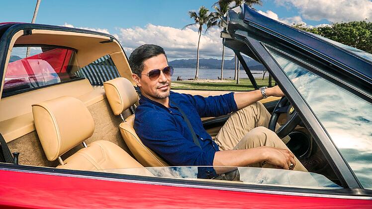 Und er war ab 2018 der Nachfolger von Tom Selleck: Jay Hernandez spielte im Remake "Magnum P.I." den Privatdetektiv, der erneut mitsamt rotem Sportwagen auf Hawaii ermittelte. Im Januar 2024 ging die Serie in den USA nach f&uuml;nf Staffeln zu Ende.