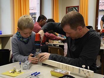 Selbst kleine Kinder bekamen mit etwas Hilfe ein Canjo zusammen. Foto: Andreas Brandl